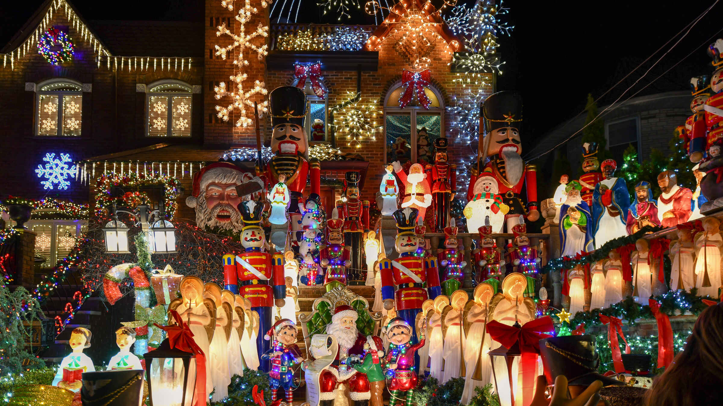 Una casa navideña en el vecindario de Dyker Heights, en Nueva York